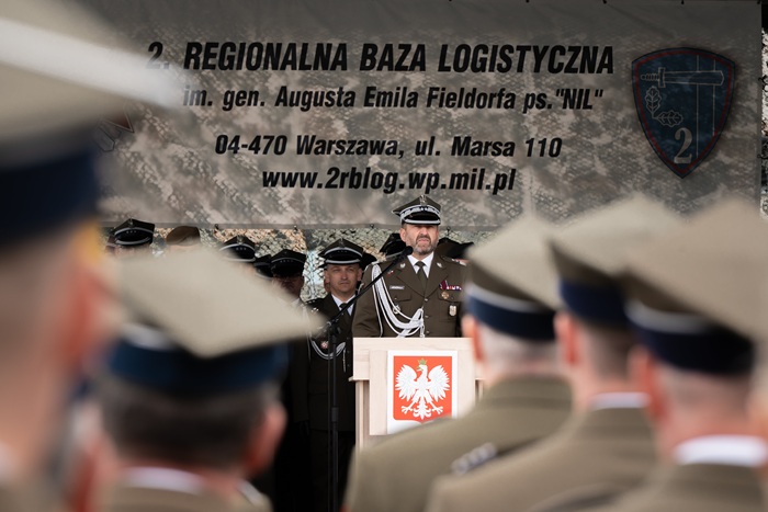Uczestnicy uroczystości z okazji 14. rocznicy utworzenia 2. Regionalnej Bazy Logistycznej podczas ceremonii na terenie jednostki wojskowej.