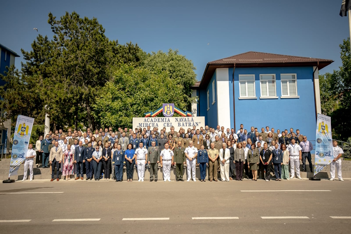 elegacja reprezentantów uczelni wojskowych w grupie pozująca przed budynkiem Akademii Marynarki Wojennej w Konstancy w ramach 66. spotkania EMILYO i IMAF.