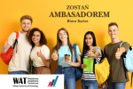 Grupa pięciu uśmiechniętych studentów stojących na żółtym tle, trzymających plecaki i pokazujących kciuki w górę. Obok nich znajduje się napis ‘Zostań Ambasadorem Biura Karier’. W lewym dolnym rogu widoczne jest logo Wojskowej Akademii Technicznej oraz logo Biura Karier WAT.